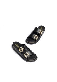Schwarze Riemchensandalen mit zwei breiten Riemen, von denen jeder eine goldene Schnalle hat. Texturiertes Fußbett und glatte Sohle für Komfort.