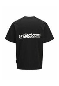 Camiseta de algodón negra con un corte holgado, escote redondo y texto impreso en blanco en la parte posterior que dice "project core CREATIVE DEPT."