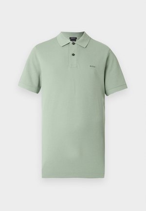 Hellgrünes Poloshirt aus Baumwolle mit Kragen, kurzen Ärmeln und einer dreiknöpfigen Knopfleiste. BOSS-Logo auf der Brust gestickt.