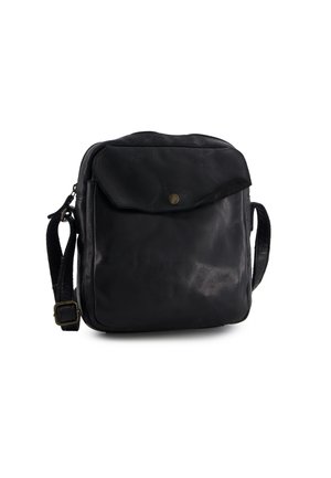 Sac bandoulière en cuir noir avec poche avant à rabat fermée par un unique bouton métallique et une sangle d'épaule réglable.