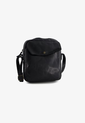 Sac bandoulière en cuir noir avec poche avant à rabat fermée par un unique bouton métallique et une sangle d'épaule réglable.