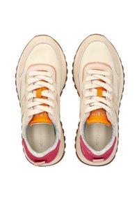 Beiga sportskor med vita snören, orange och rosa detaljer, läder och mocka material, texturerad brun gummisula, rundad form.