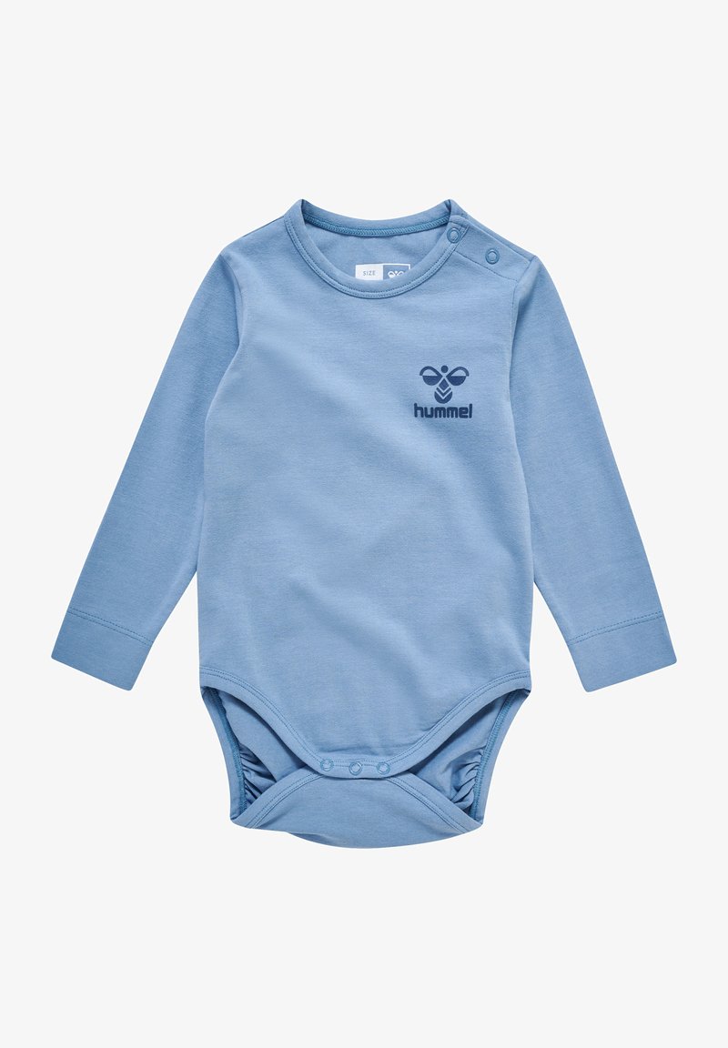 Un bodysuit à manches longues de couleur bleue en tissu doux, doté d'un col rond et de fermetures à pression aux épaules et au bas, avec un logo.