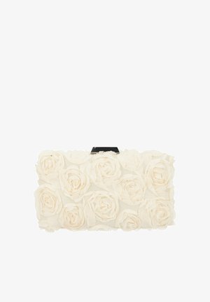 Clutch-Tasche, die mit geschichteten Stoffrosen in Elfenbeinfarbe bedeckt ist, in rechteckiger Form mit einem glänzenden schwarzen Verschluss. Texturiertes florales Design über die gesamte Tasche.