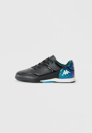 Scarpa sportiva nera con tomaia sintetica testurizzata, accenti turchesi, logo bianco e tacco a righe blu-viola. Suola in gomma progettata per la trazione.