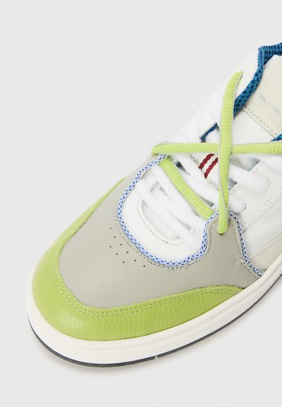 Sneaker caratterizzato da un mix di pelle grigia, tessuto bianco e accenti verde brillante. Lacci in verde chiaro con dettagli di cucitura blu. Perforazioni circolari visibili.