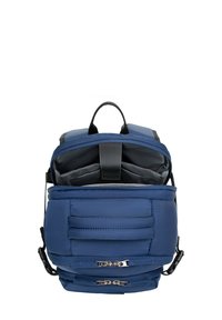 Modrý batoh se dvěma otevřenými hlavními kapsami, polstrovaným pouzdrem na notebook, horním uchopovacím madlem a několika zipy, zobrazený na bílém pozadí.