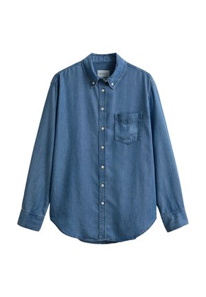 Blauw denim blouse met lange mouwen, knopen, knoopkraag en borstzak, weergegeven op een witte achtergrond.
