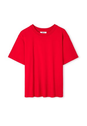 Rotes T-Shirt mit kurzen Ärmeln und Rundhalsausschnitt, auf weißem Hintergrund gezeigt, Vorderansicht und Etikett im Halsausschnitt.