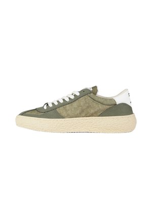 Sneaker casual low-top verde oliva con suola beige texturizzata, lacci bianchi e accento bianco sul tallone, mostrato di profilo su sfondo bianco.