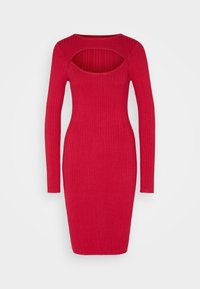 Robe tricotée rouge côtelée avec des manches longues, présentant un décolleté arrondi et un détail découpé dans le dos. Design ajusté.