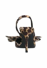 Sandale à talons hauts revêtue d'un tissu à imprimé léopard, avec une semelle noire et une bride arrière. Caractérisée par un nœud sur le talon et un stiletto élancé.