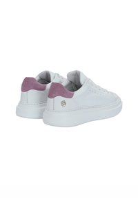 Weiße Leder-Sneaker mit lila Wildleder-Absatz, flachen Schnürsenkeln und runder Zehenpartie. Sie verfügen über eine dicke weiße Sohle und dezente Branding an der Seite.