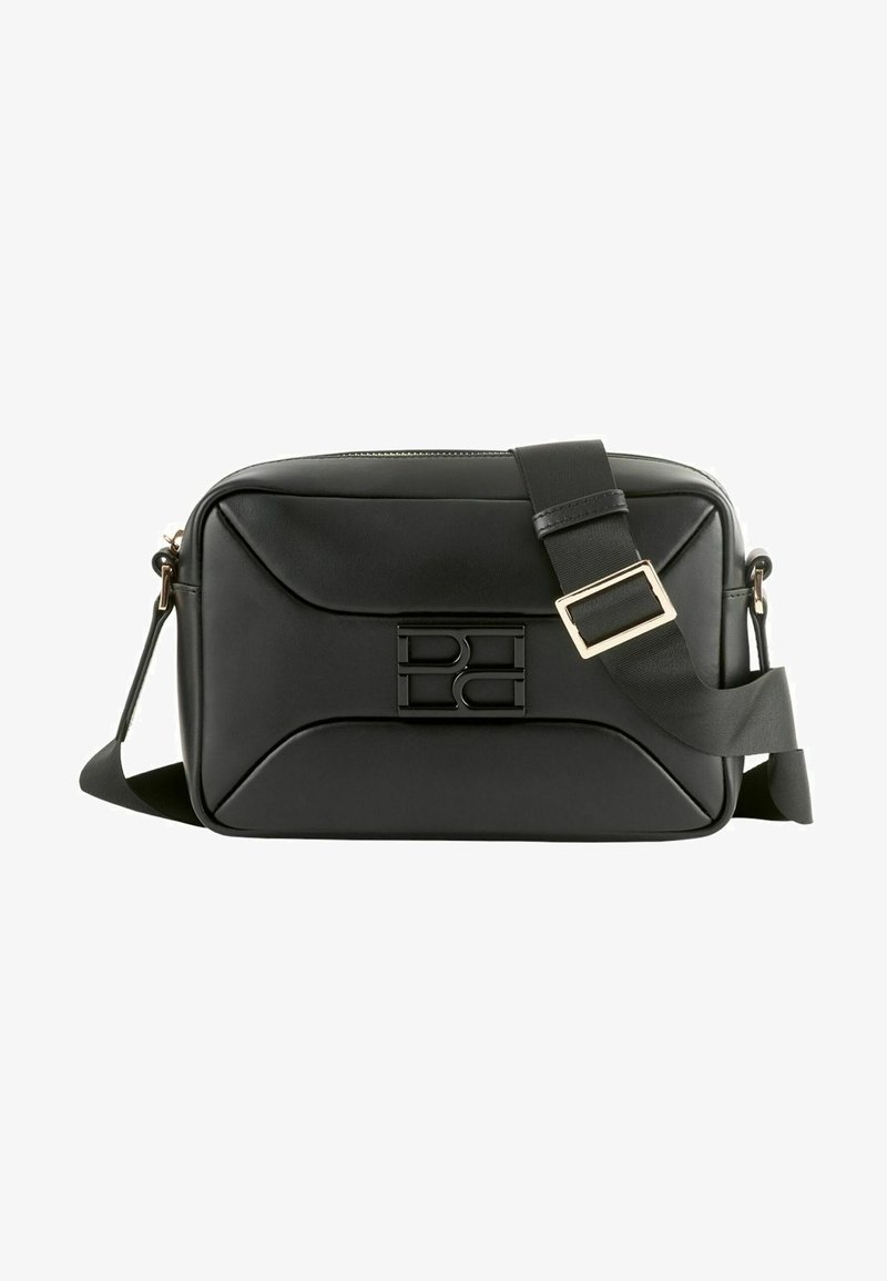 Sac bandoulière en cuir noir de forme rectangulaire, avec un panneau avant texturé et un logo bien visible. Comprend une sangle réglable.