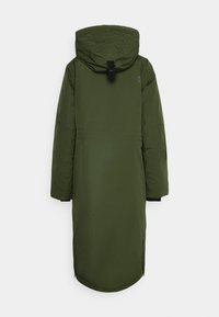 Lange grüne Parkajacke mit Kapuze, ausgestattet mit einem schwarzen Schnallenverschluss, seitlichen Schlitzen und einer glatten Textur. Schlichtes Design ohne Verzierungen.