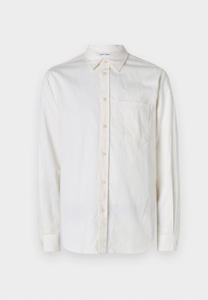 Hosszú ujjú, fehér ing texturált anyagból, gombos gallérral, elülső zsebbel és gombos záródással a placketen és a mandzsettákon.