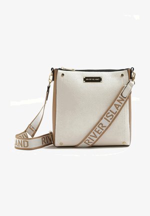 Sac bandoulière River Island blanc et beige avec finition texturée et sangle réglable avec le nom de la marque en grosses lettres.