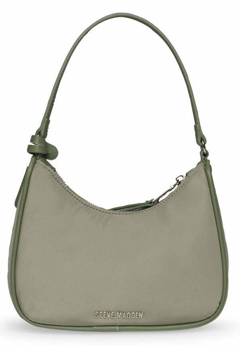 Sac à main en simili cuir vert avec une forme courbée, fermeture zippée sur le dessus et une seule bandoulière. Présente un logo en relief à la base.
