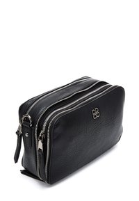 Zwarte leren cosmetica tas met een gestructureerd oppervlak, voorzien van twee ritssluitingen en zilveren hardware-accenten.