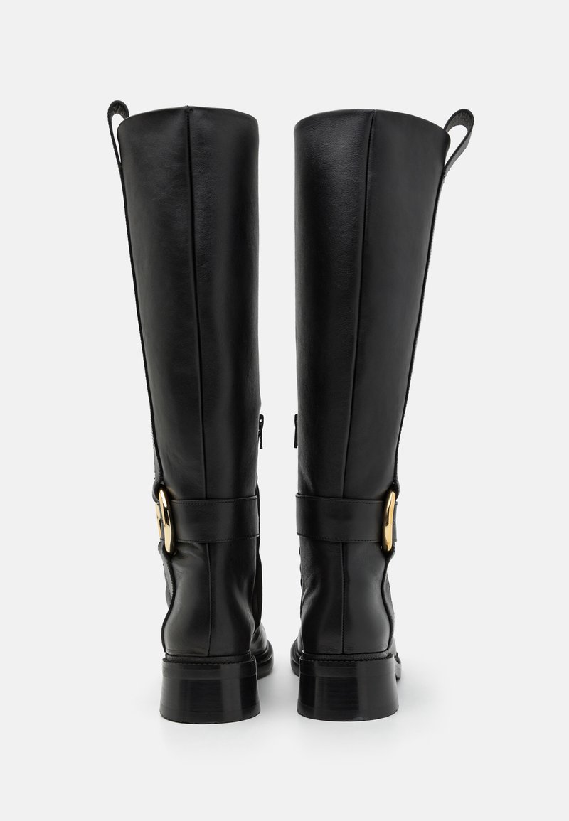 Schwarze Lederstiefel bis zum Knie mit glatter Textur, goldenen Schnallenakzenten und Reißverschluss hinten. Breiter Absatz und Ziehhilfen oben.