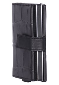 Portafoglio in pelle nera con un motivo a coccodrillo testurizzato, caratterizzato da un accento a strisce bianche e una chiusura sicura a fascia. Forma compatta e rettangolare.
