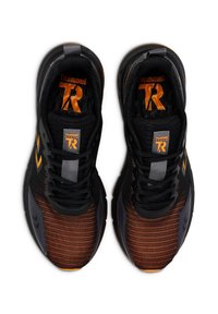 Svarta träningsskor med orange detaljer, med en texturerad meshtopp, rund tå, vadderad krage och snörningsdesign.