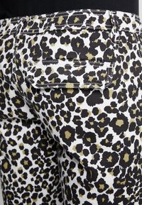 Urban Classics STRETCH - Shortsit - white leo