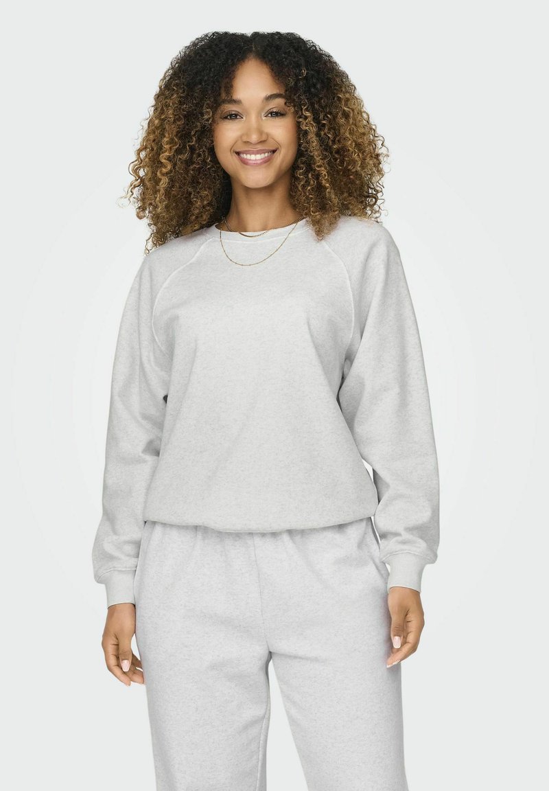 Grijze sweatshirt met raglanmouwen, zachte stof, ronde halslijn, gecombineerd met bijpassende broek met elastische tailleband voor comfort.