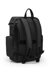 Svart ryggsäck med vadderad mesh-panel, justerbara remmar, framficka med dragkedja och bärhandtag. Slätt material med en elegant design.