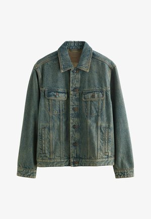 Kék farmerdzseki gombos elején, két mellkasi patentos zsebbel és két oldalsó, nyílás nélküli zsebbel, fehér háttéren megjelenítve.