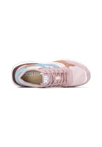 Zapatilla multicolor con acentos en rosa claro, azul y marrón. Fabricada en ante y malla, con suela texturizada y detalle de logotipo.