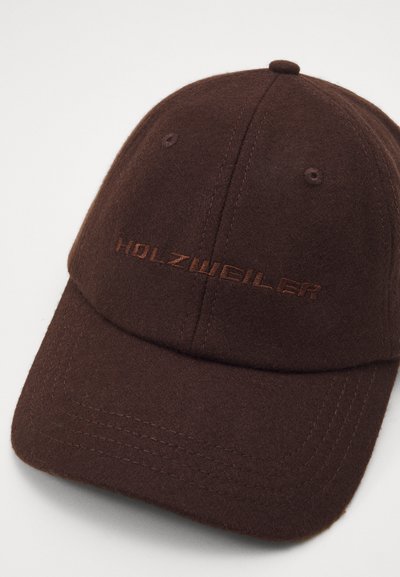 Pruun vildist kübar kaarjas visoriga. Esiküljel on reljeefne "HOLZWEILER" logo. Õmblused on nähtavad visori ja krooniseemnete vahel.