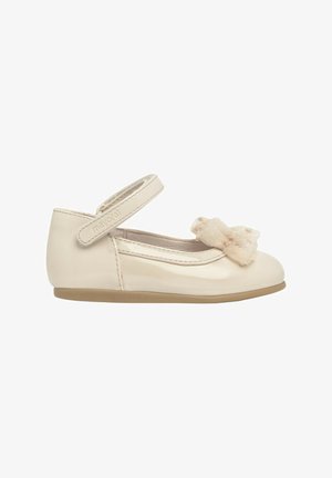 Zapato Mary Jane de charol rosa pálido con punta redondeada, correa ajustable y un lazo de tul texturizado en la parte delantera.