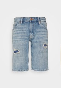 Světle modré džínové kraťasy s volným střihem, opranými lemy a dvěma oprýskanými nášivkami vpředu pro zvýraznění detailů.