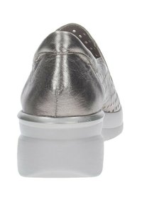 Scarpa slip-on in argento metallizzato con design perforato, punta rotonda e suola in gomma bianca. Texture liscia con dettagli di lucentezza sottile.