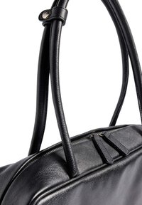 Borsa a tracolla in pelle nera con due manici rotondi, una finitura testurizzata e una chiusura con zip nella parte superiore. Presenta due linguette decorative in pelle.