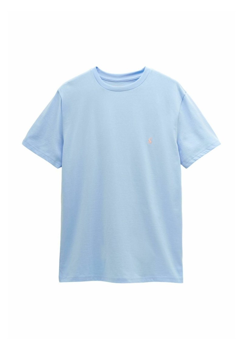 T-shirt bleu clair à manches courtes avec col rond et petit logo rose brodé sur le côté gauche de la poitrine.