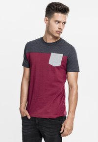 Urban Classics - 3-TONE POCKET TEE - Camiseta estampada - red/grey Imagen en miniatura 1