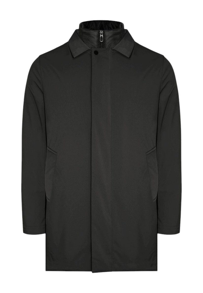 Cappotto impermeabile nero dal taglio dritto, con colletto a risvolto, chiusura frontale con zip e tasche laterali. Texture liscia e design minimalista.