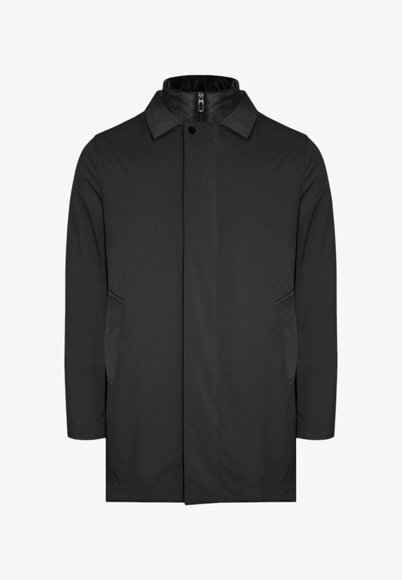 Cappotto impermeabile nero dal taglio dritto, con colletto a risvolto, chiusura frontale con zip e tasche laterali. Texture liscia e design minimalista.