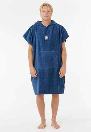 Blauer Kapuzenponcho aus weichem Handtuchstoff, mit einer Fronttasche und einem kleinen Logo auf der Brust. Mittellanges Design.
