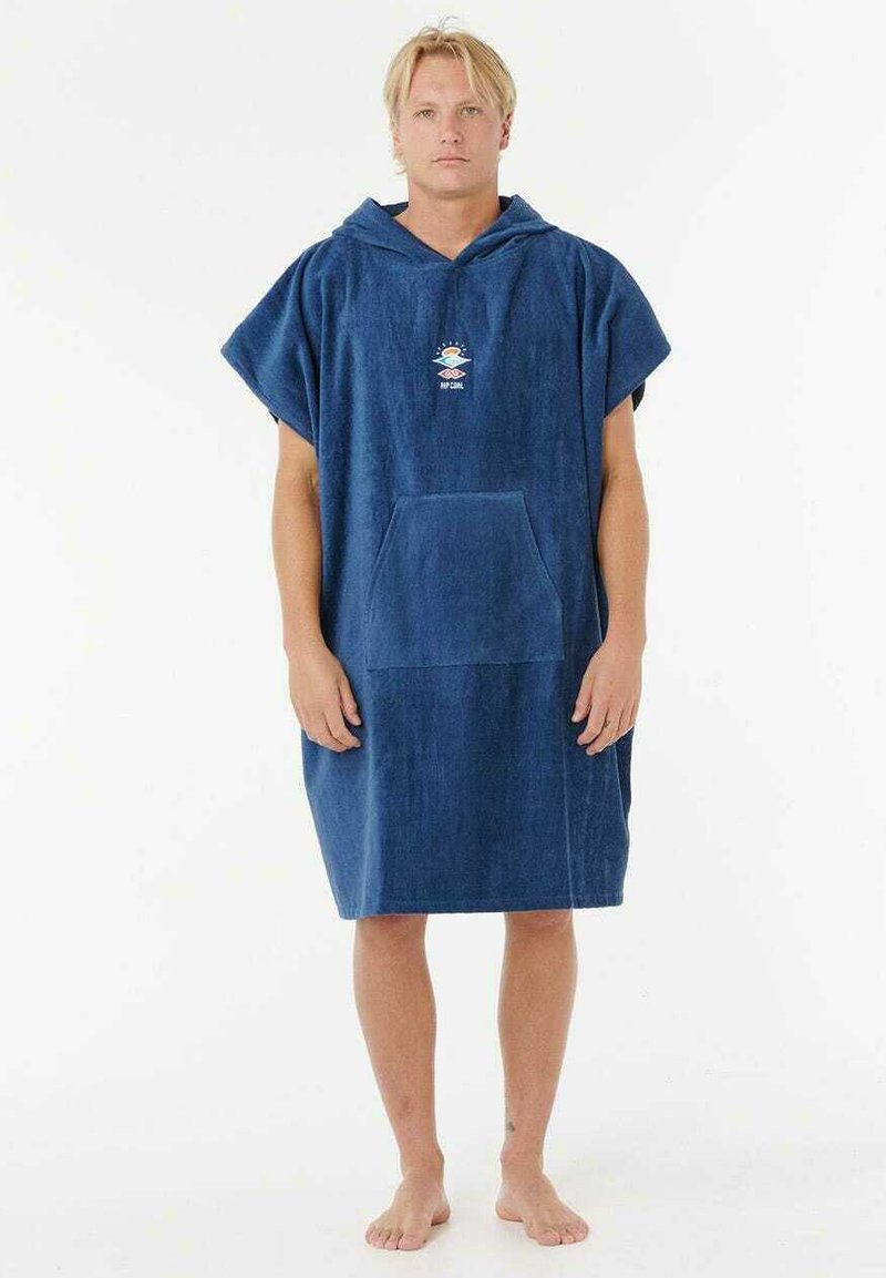 Blauwe hoodie poncho gemaakt van zacht terry katoen, met een voorzak en een klein logo op de borst. Middellange stijl.