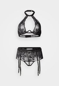 Ensemble de lingerie en dentelle noire comprenant un bralette triangle à bretelles ajustables et motifs floraux, accompagné d'une ceinture assortie en dentelle et de jarretelles.
