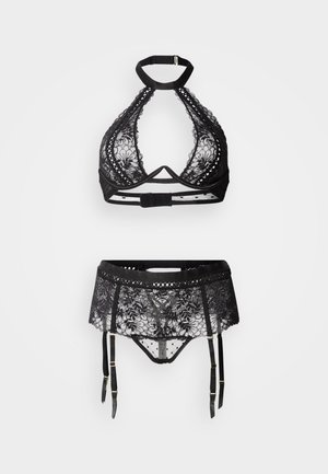 Ensemble de lingerie en dentelle noire comprenant un bralette triangle à bretelles ajustables et motifs floraux, accompagné d'une ceinture assortie en dentelle et de jarretelles.