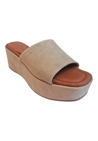 Sandalia de plataforma de ante beige con una cinta ancha, plantilla acolchada y suela de color marrón claro; presenta un tacón en cuña para mayor altura.