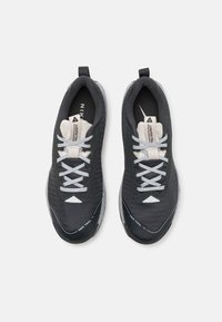 Nike Performance JUNIPER 3 - Scarpe da trail running - dark smoke grey/light orewood brown/black/wolf grey