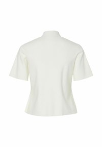 Kortärmad, vit topp med hög halsringning. Slät, texturerad tyg; något åtsittande vid midjan och svagt utflikande.