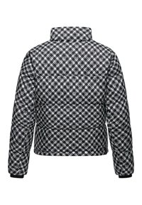 Pufasta jakna u crno-bijelom houndstooth uzorku, s visokom kragnom i rebrastim manžetama. Stražnja strana prikazuje prošivene dijelove.