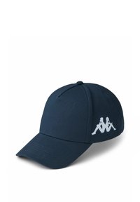 Căciulă bleu marin din material textil, cu o coamă curbată, având un logo brodat alb pe lateral și un nasture în vârf.