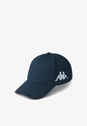 Tumedat sinine riidest müts, millel on kumer viski, valge tikandiga logo külje peal ja nööp peal.